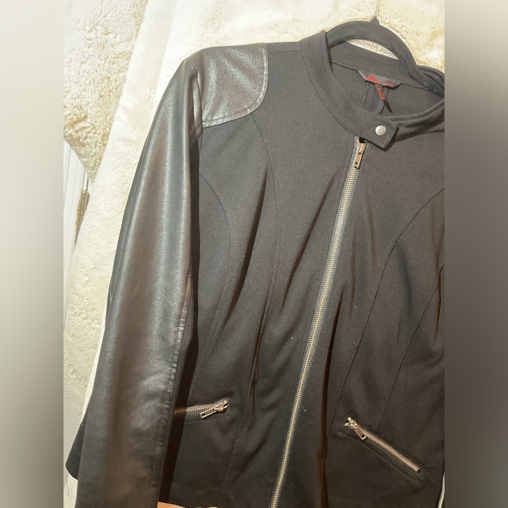 Sofia Vergara Black Jacket - image 3